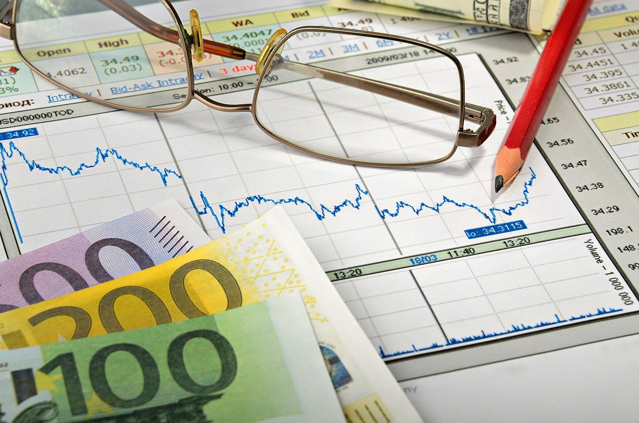 Gráficos económicos y billetes de euro, destacando los beneficios económicos de implementar sistemas eficientes en el uso del agua.