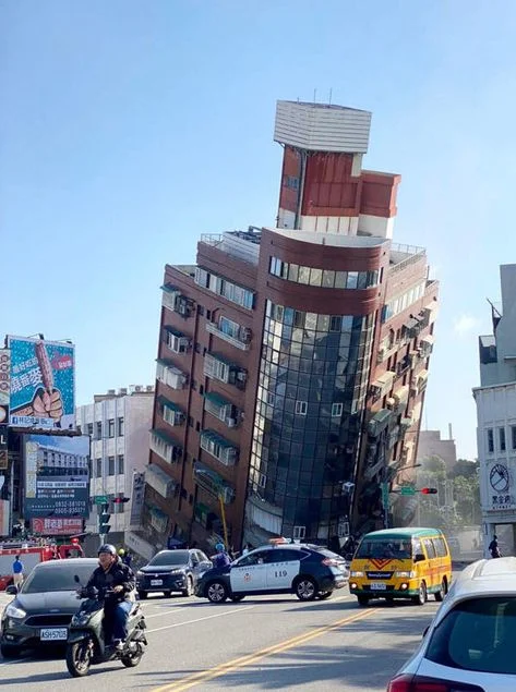 Edificios colapsados tras un terremoto debido a una estructura débil y falta de arquitectura antisísmica.