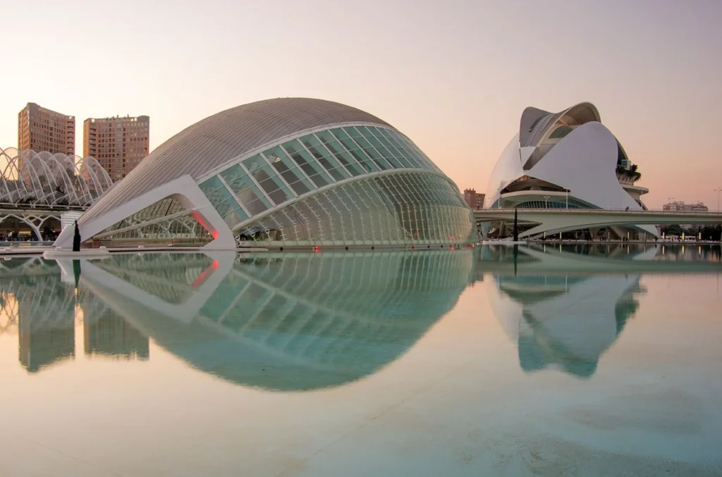 La Ciudad de las Artes y las Ciencias en Valencia, un referente de la diversidad arquitectónica en España y la innovación en el diseño contemporáneo.