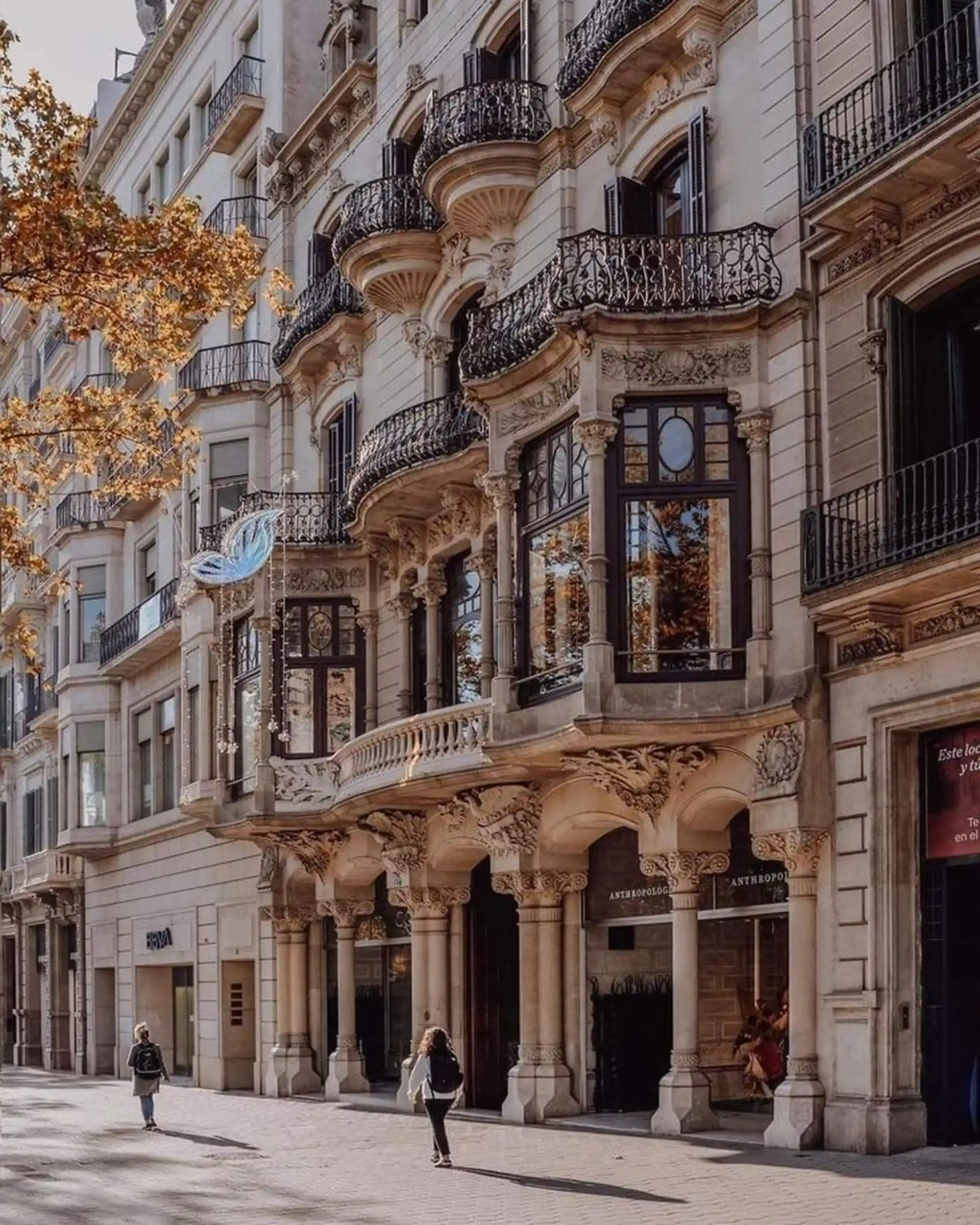 blog arquitectos 28 Fachada modernista con balcones ornamentados en Barcelona, ejemplo de la arquitectura del siglo XIX.