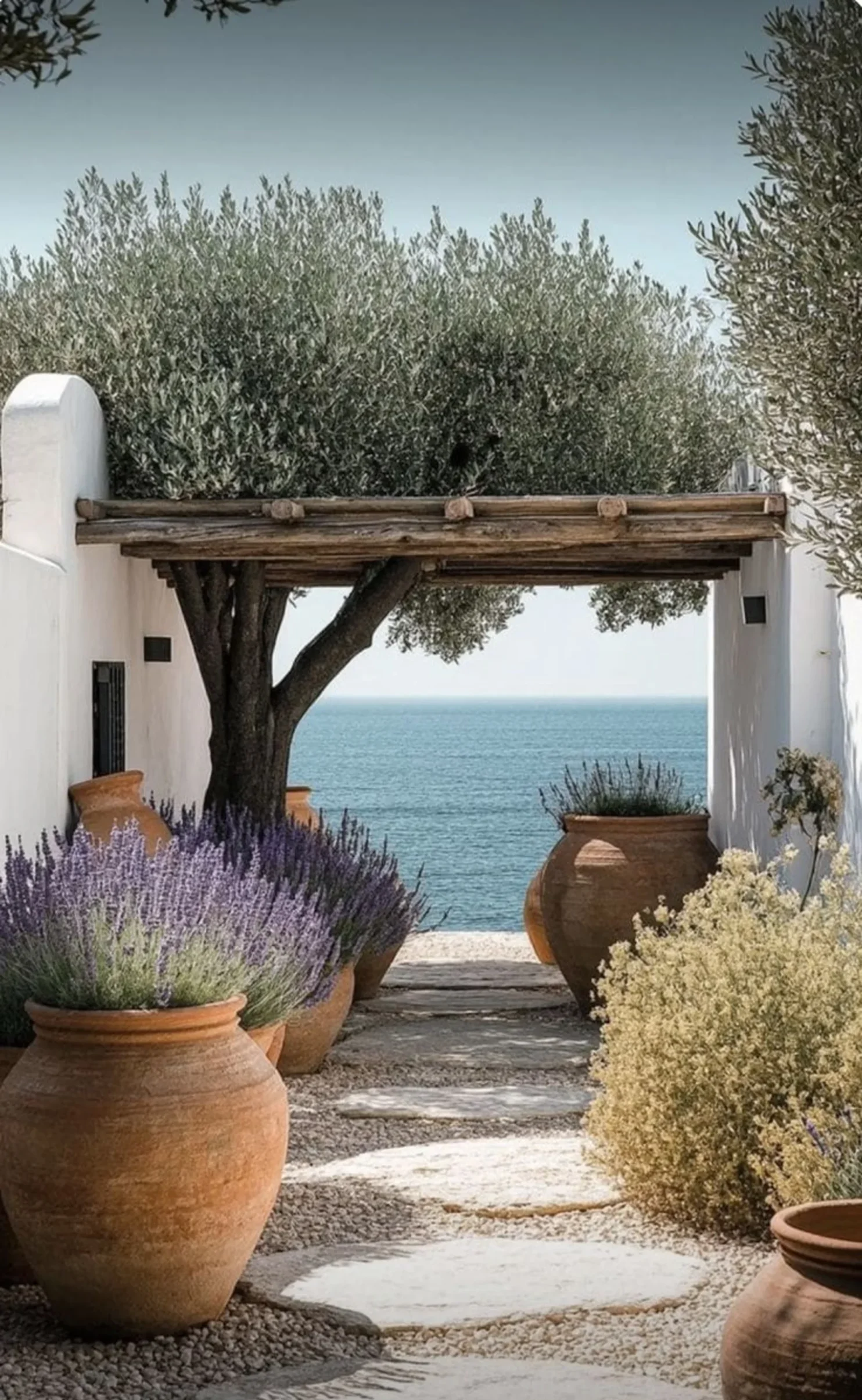 Arquitectura sensorial residencial: Diseño que trasciende lo visual 2 Diseño sensorial en patio mediterráneo con lavanda, olivo y vistas al mar