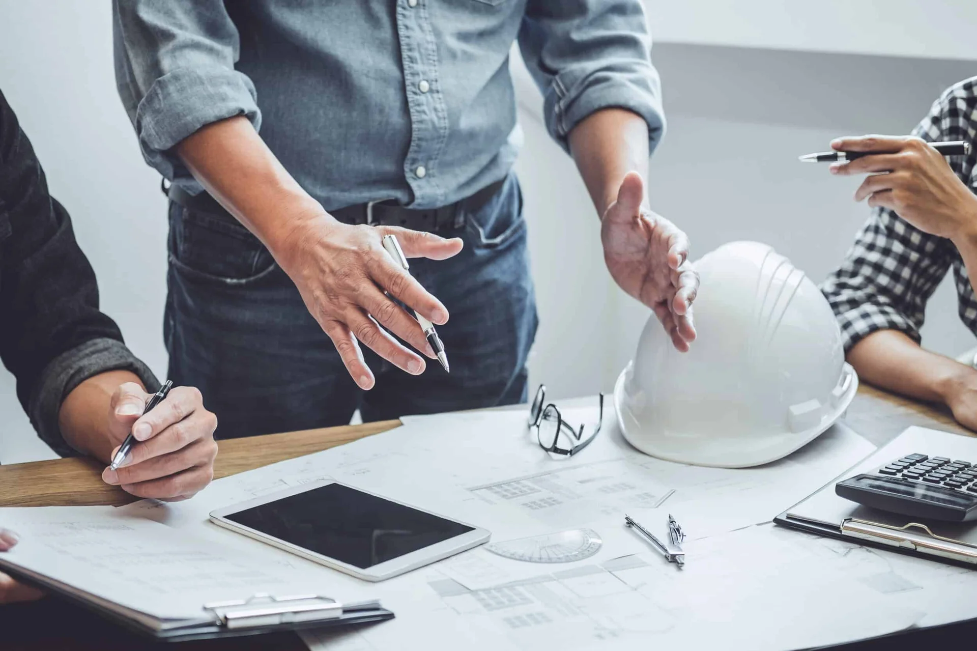 Arquitectos y técnicos planificando documentación para licencias de obra 