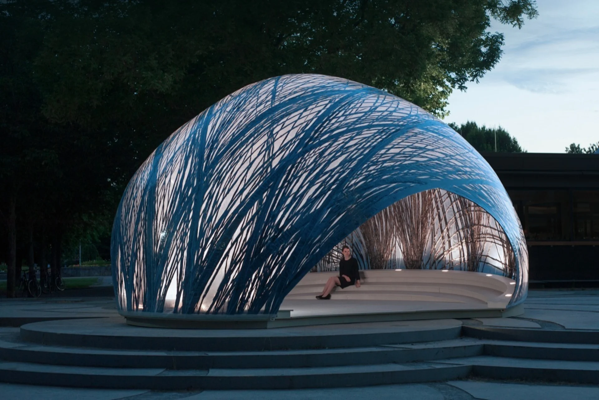 Estructura híbrida de madera regenerativa y fibras naturales, ejemplo de sostenibilidad en nuevos materiales para arquitectura residencial.