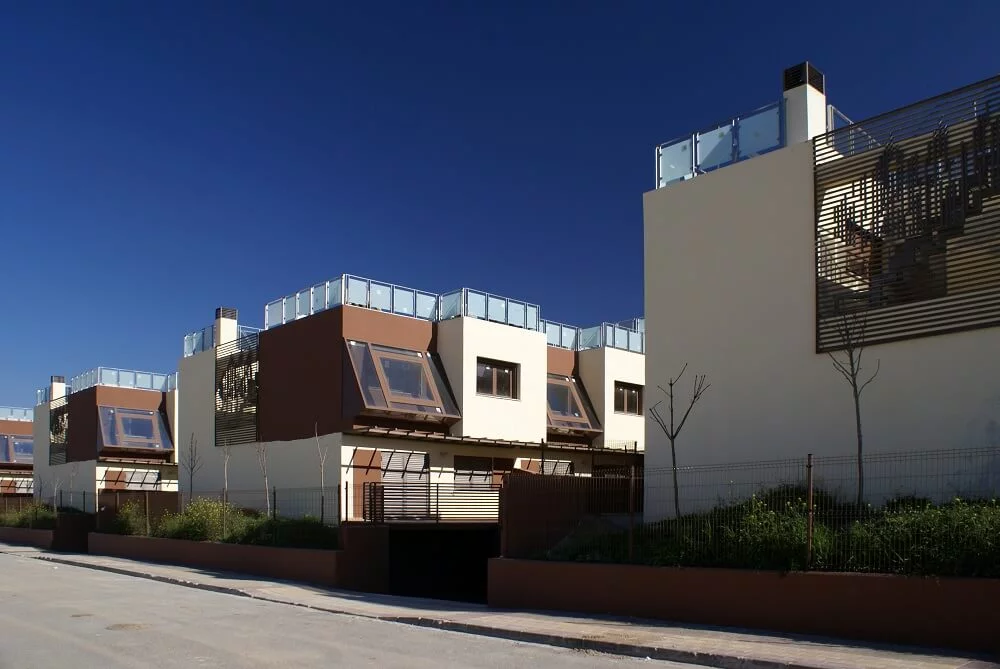 Viviendas bioclimáticas del conjunto Las Caléndulas, diseño de patio mediterráneo moderno en Murcia