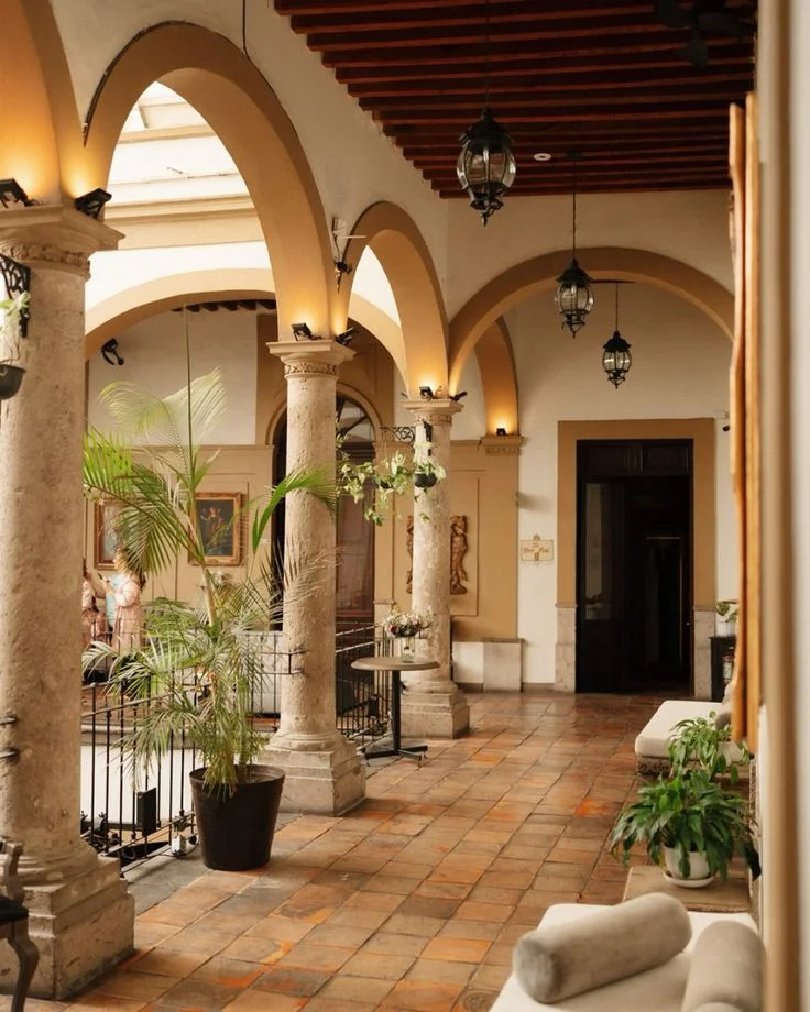 Rehabilitación de Viviendas Históricas: El Arte de Transformar el Patrimonio Arquitectónico en Residencias de Lujo 1 Fachada restaurada de la Casa de Pedro Loza en Guadalajara, ejemplo de rehabilitación patrimonial en residencia de lujo
