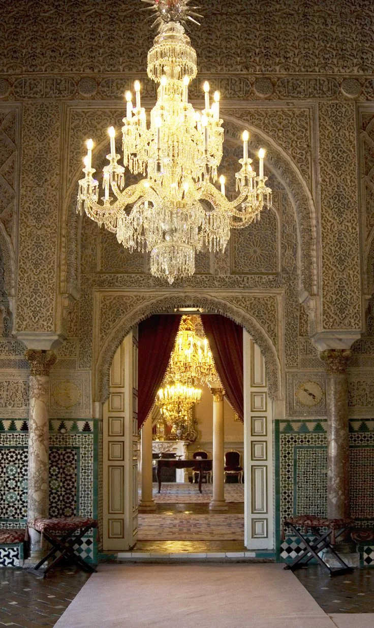 Rehabilitación de Viviendas Históricas: El Arte de Transformar el Patrimonio Arquitectónico en Residencias de Lujo 9 Rehabilitación de viviendas históricas en el Cuarto Alto de los Alcázares de Sevilla con artesonado restaurado.