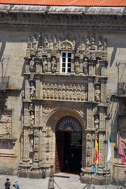 Rehabilitación de Viviendas Históricas: El Arte de Transformar el Patrimonio Arquitectónico en Residencias de Lujo 7 Fachada del Hostal de los Reyes Católicos en Santiago, muestra de rehabilitación de viviendas históricas.