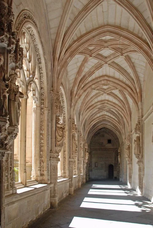 Rehabilitación de Viviendas Históricas: El Arte de Transformar el Patrimonio Arquitectónico en Residencias de Lujo 4 Claustro gótico de San Juan de los Reyes en Toledo restaurado, ejemplo de rehabilitación de viviendas históricas.