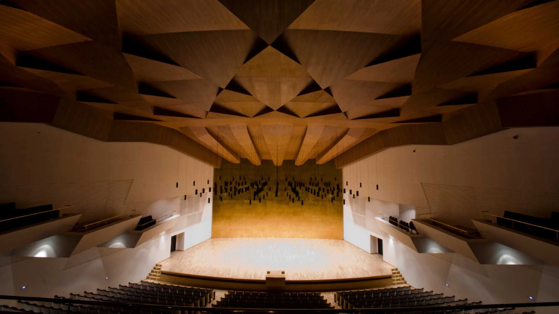 Cubierta moderna como parte del diálogo entre arquitectura tradicional vs contemporánea