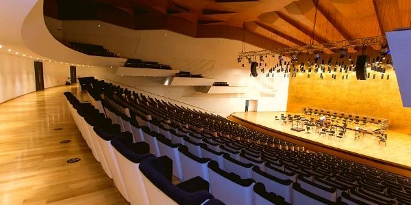Interior que representa la arquitectura tradicional vs contemporánea en Alicante