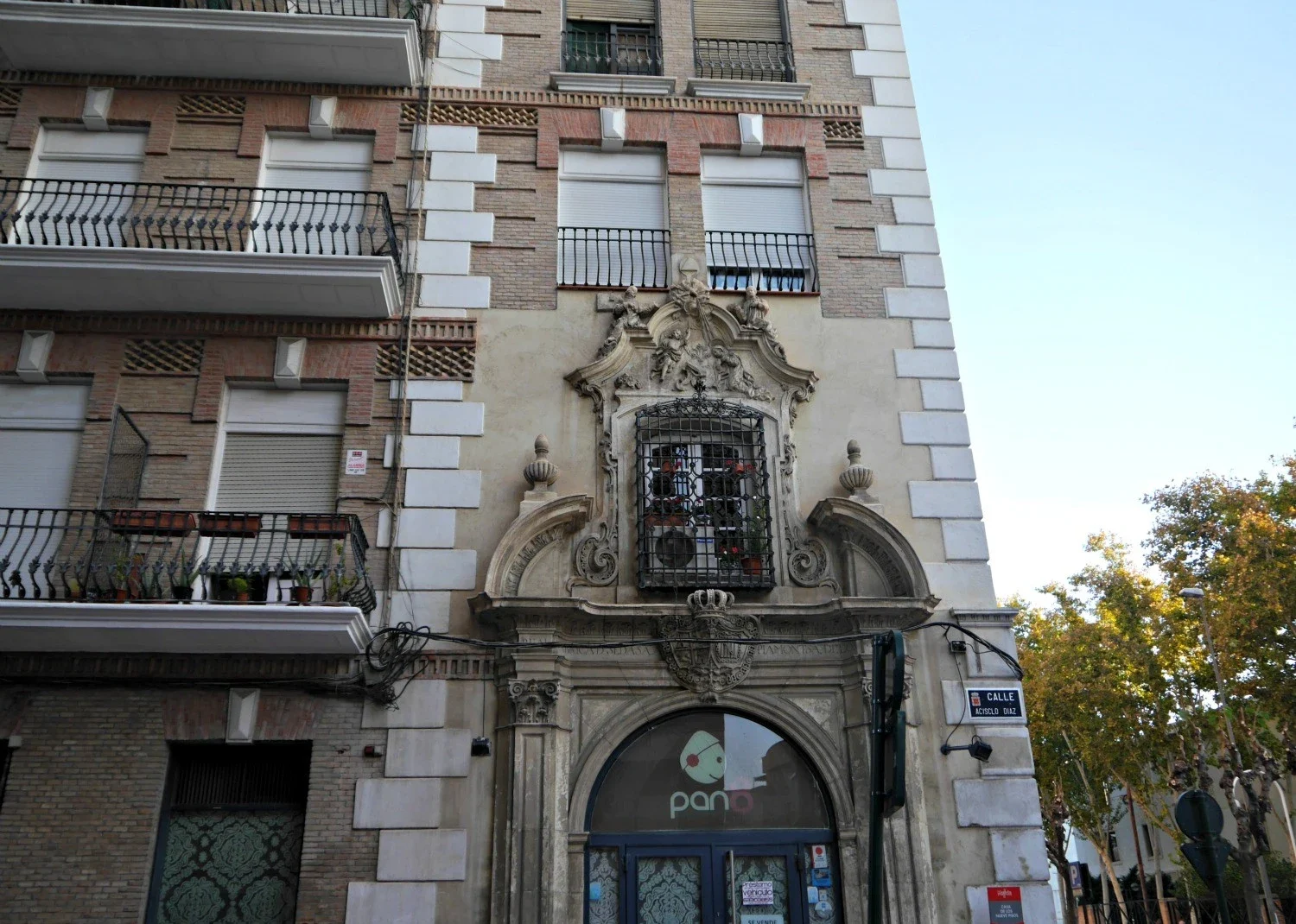 Detalle arquitectónico que muestra el contraste entre lo tradicional y lo contemporáneo