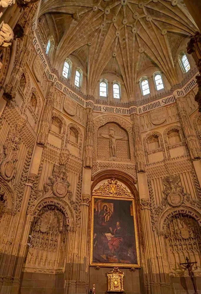 Capilla donde se aprecia la arquitectura tradicional vs contemporánea en Murcia