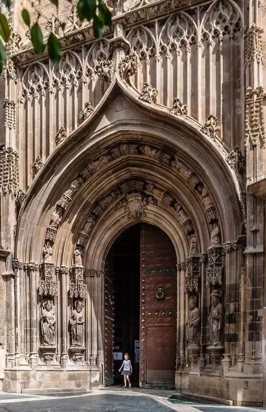Ejemplo de arquitectura tradicional vs contemporánea en la Catedral de Murcia