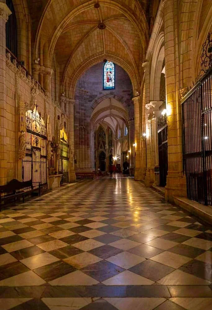 Contraste de arquitectura tradicional vs contemporánea en la nave de la Catedral