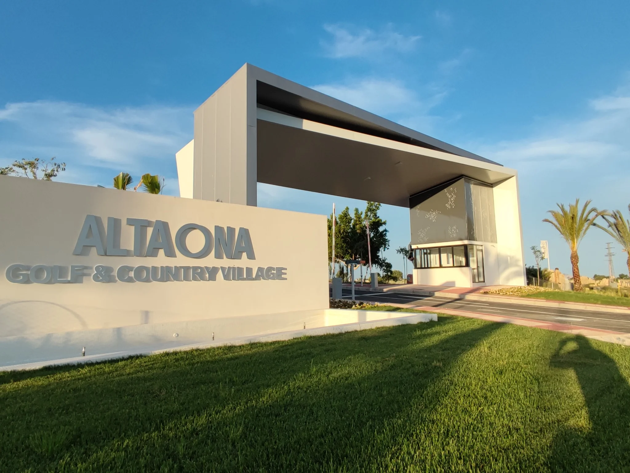 Entrada moderna al residencial de vivienda nueva de lujo en Murcia 
