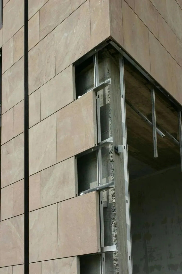 Fachada ventilada con gres porcelánico, ejemplo de nuevos materiales en arquitectura residencial de élite	