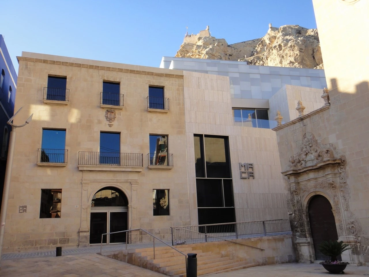 Fachada que refleja el diálogo de arquitectura tradicional vs contemporánea