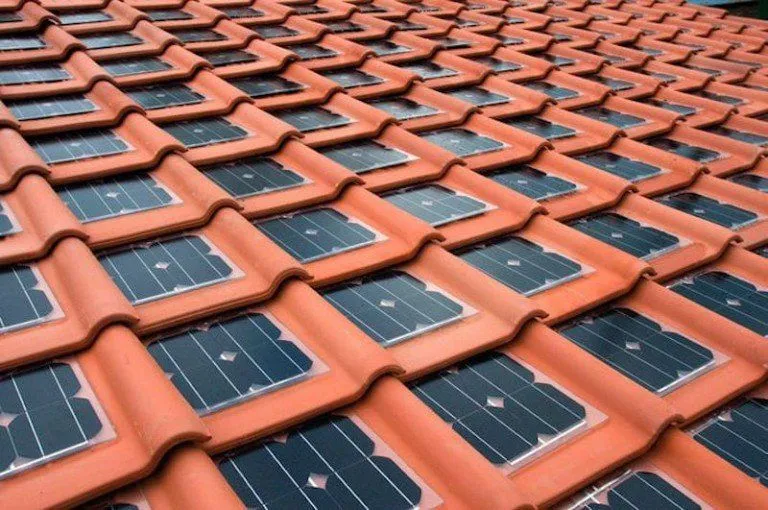 Teja solar curva integrada, ejemplo de nuevos materiales en arquitectura residencial de élite