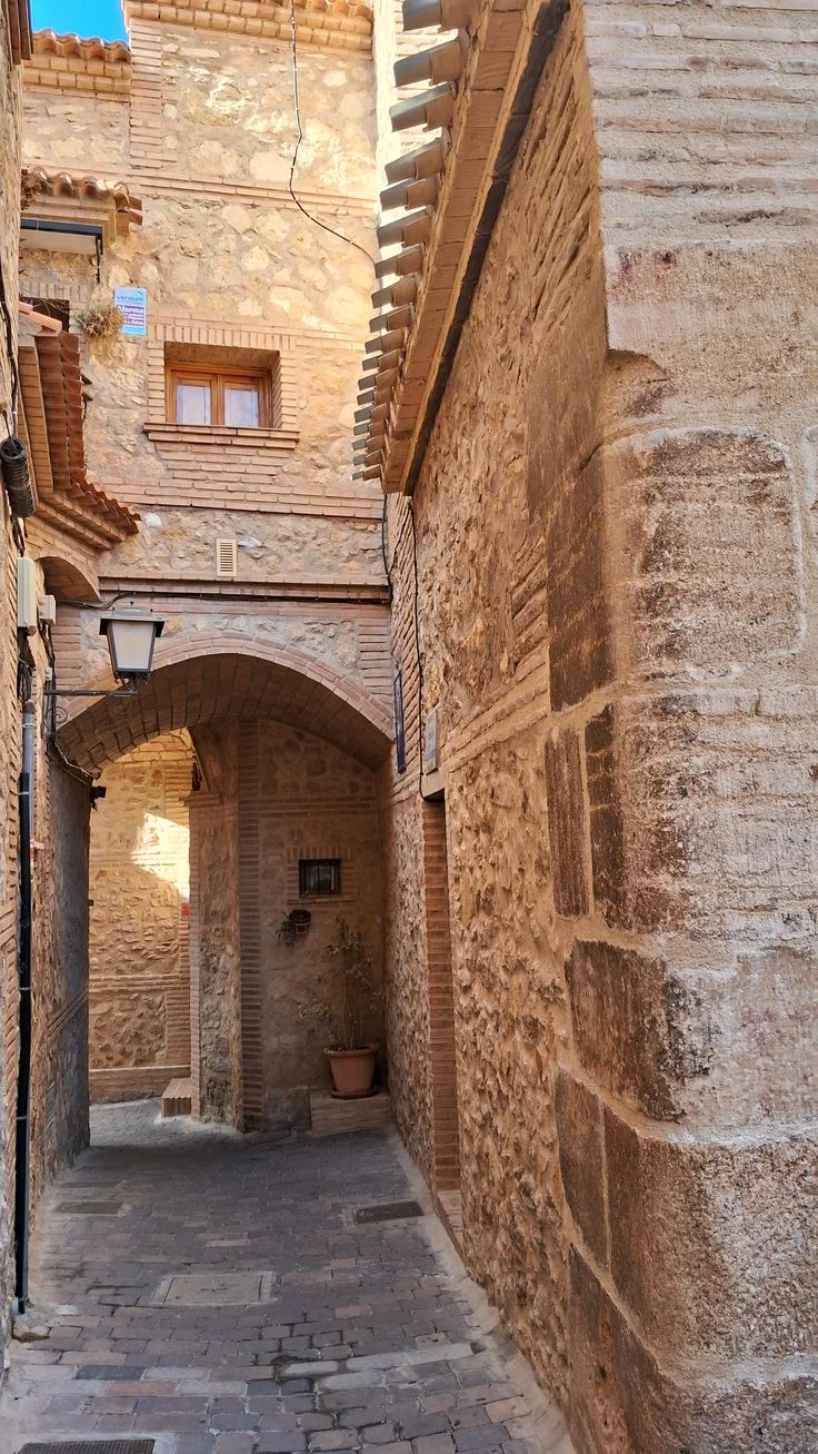 Calle empedrada con arquitectura tradicional en Pliego, ejemplo del encanto de las pedanías murcianas	