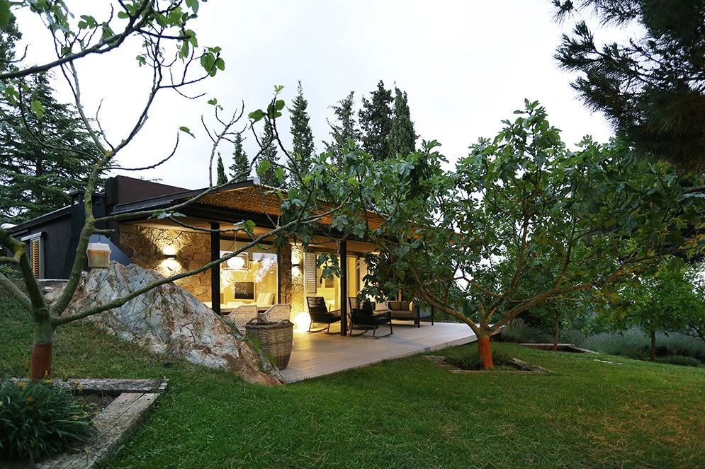 Casita de invitados con terraza y entorno ajardinado