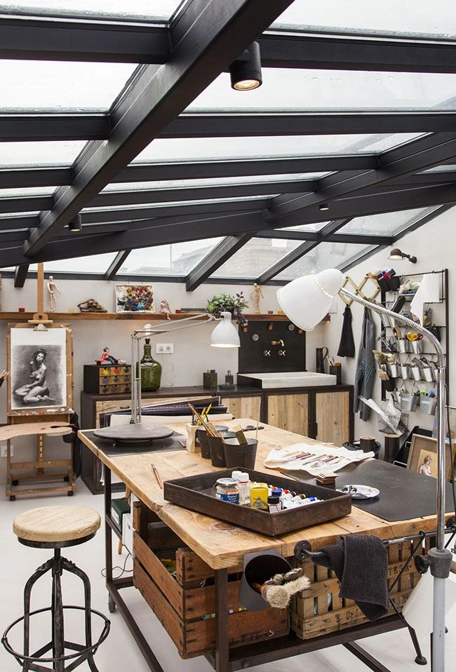 Estudio de trabajo con luz natural y mobiliario artesanal