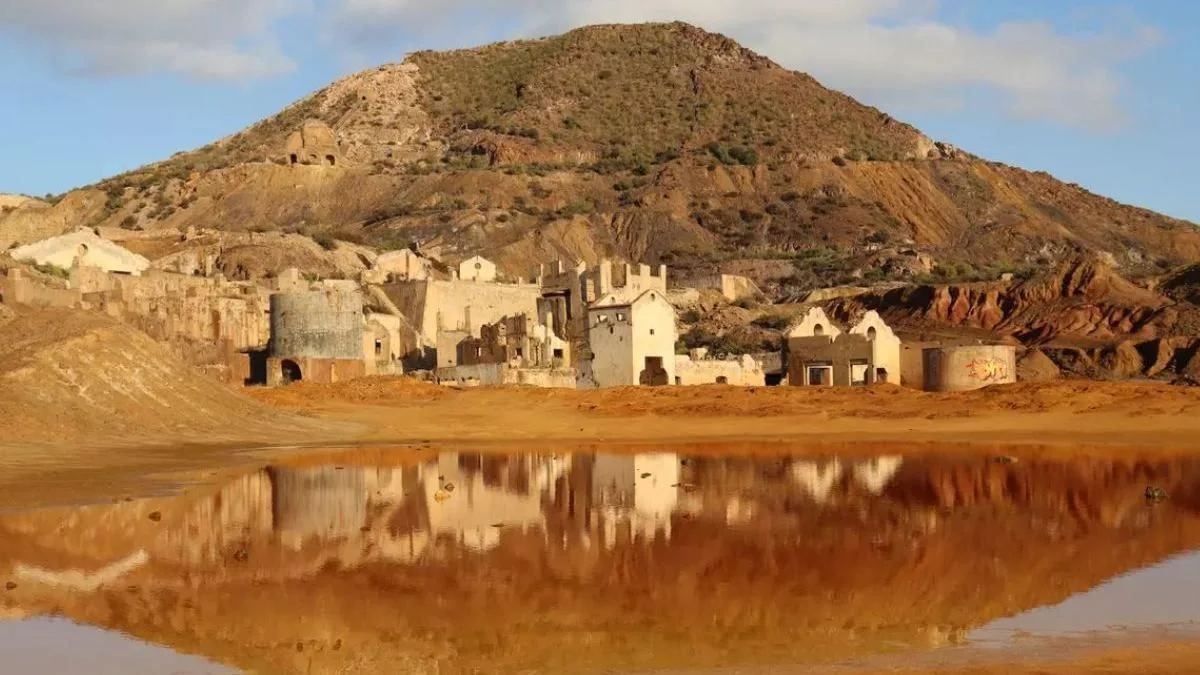 Antiguas minas y aguas rojizas en Mazarrón, paisaje cultural cerca de pedanías murcianas	