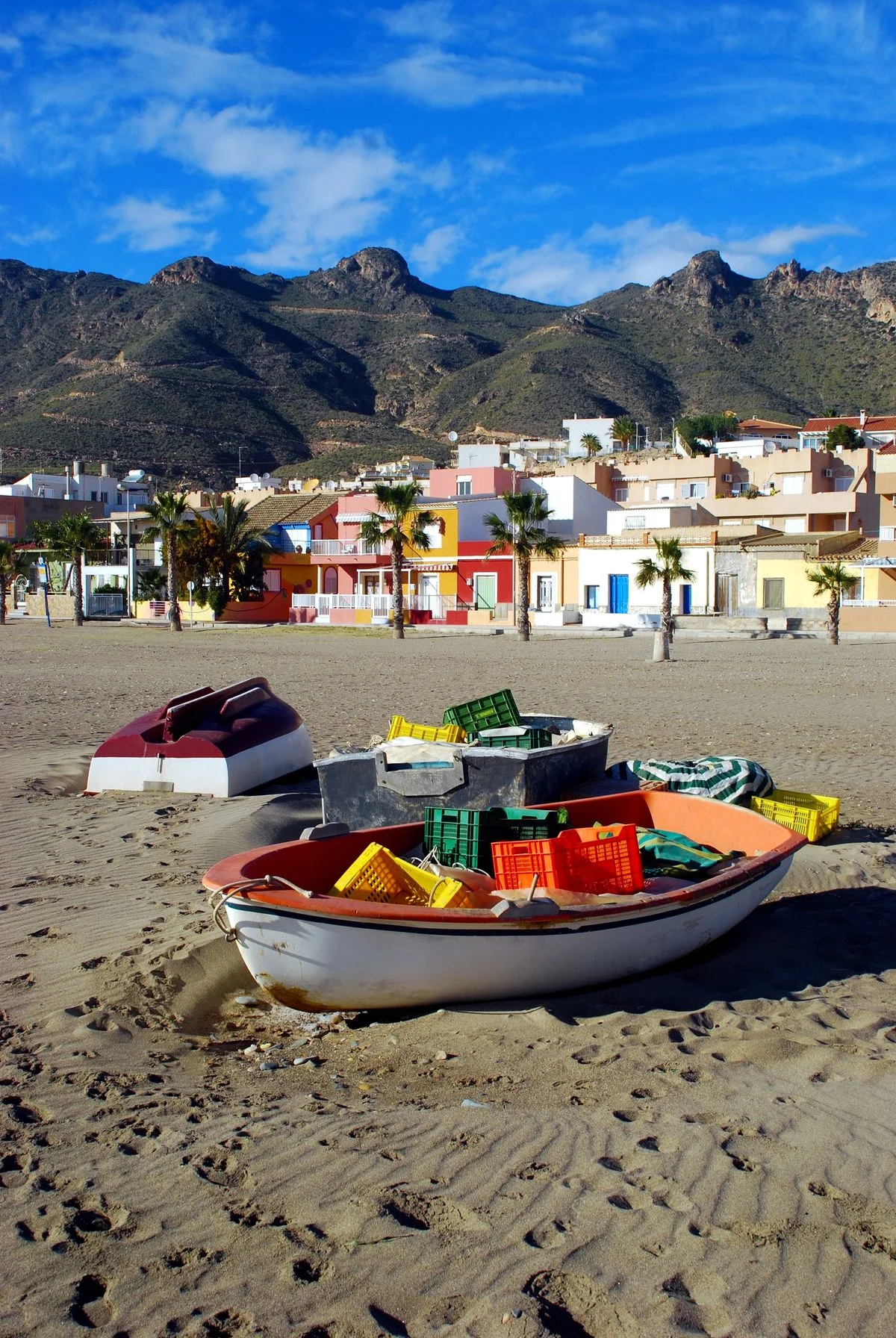 Barcas de pesca en la playa de Bolnuevo, cerca de zonas ideales para construir en pedanías murcianas 