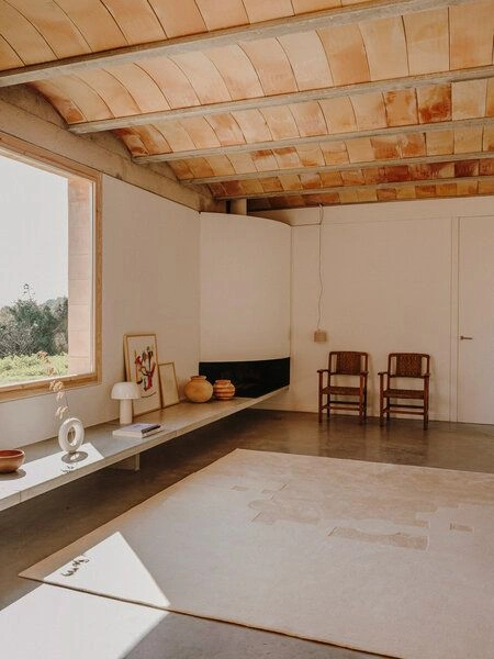 Arquitectura Bioclimática Inspirada en Soluciones Ancestrales: El Futuro se Construye con Sabiduría del Pasado 1 Textura cálida de muro de piedra optimizado para arquitectura bioclimática