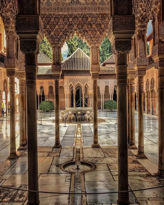 Patrimonio Arquitectónico Español: Sitios Patrimonio Mundial UNESCO Explicados 6 Patio interior de la Alhambra de Granada, obra maestra islámica del patrimonio arquitectónico español