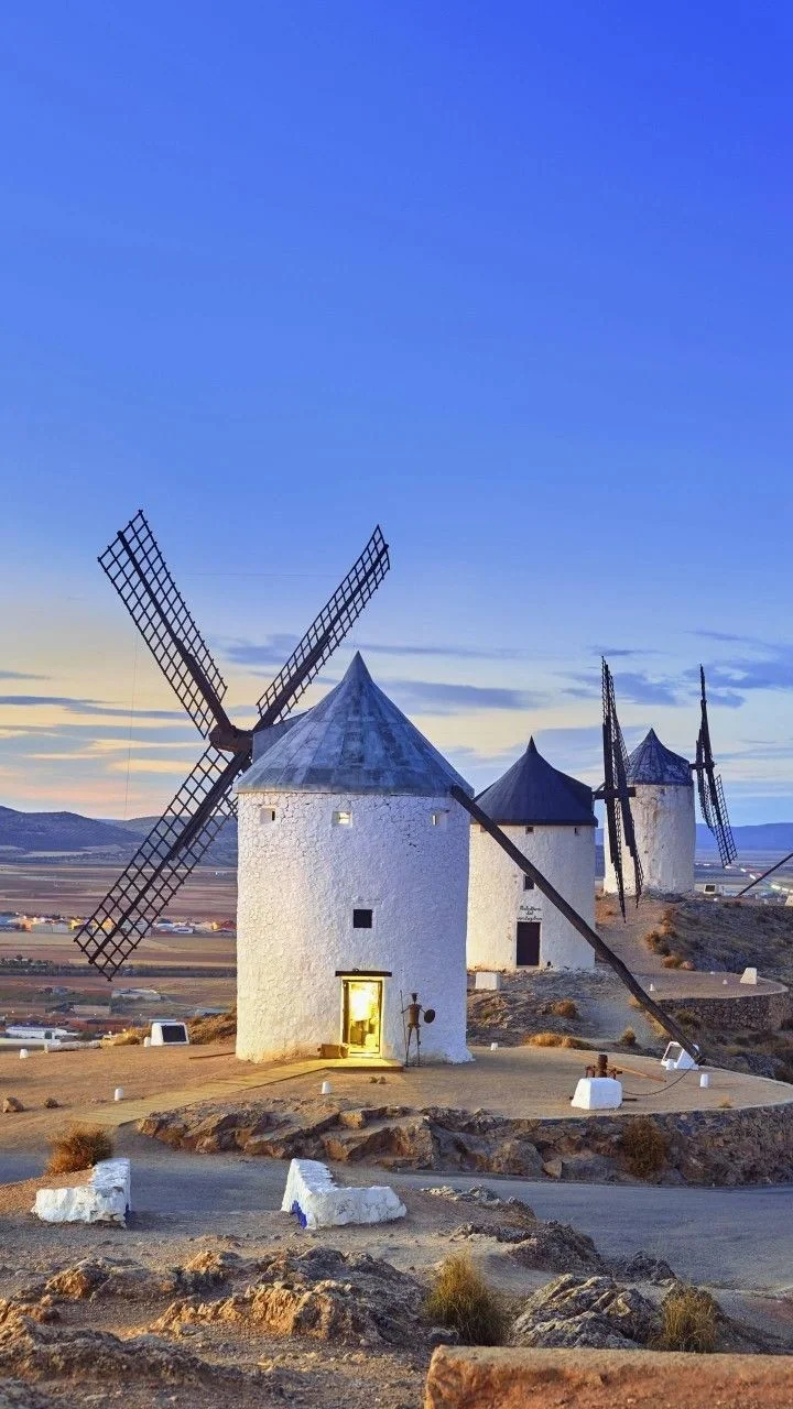Patrimonio Arquitectónico Español: Sitios Patrimonio Mundial UNESCO Explicados 4 Molinos de viento de Consuegra en Castilla-La Mancha, parte del patrimonio arquitectónico español
