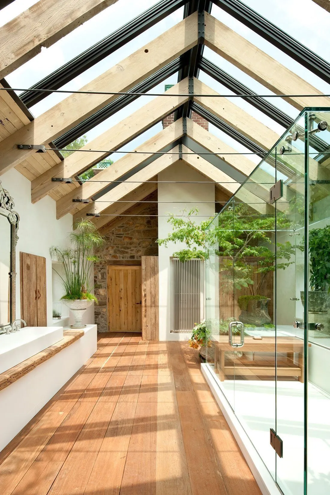 Baño con estructura de madera y luz natural en vivienda pasiva mediterránea