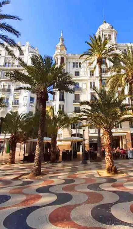 Explanada de Alicante con palmeras
