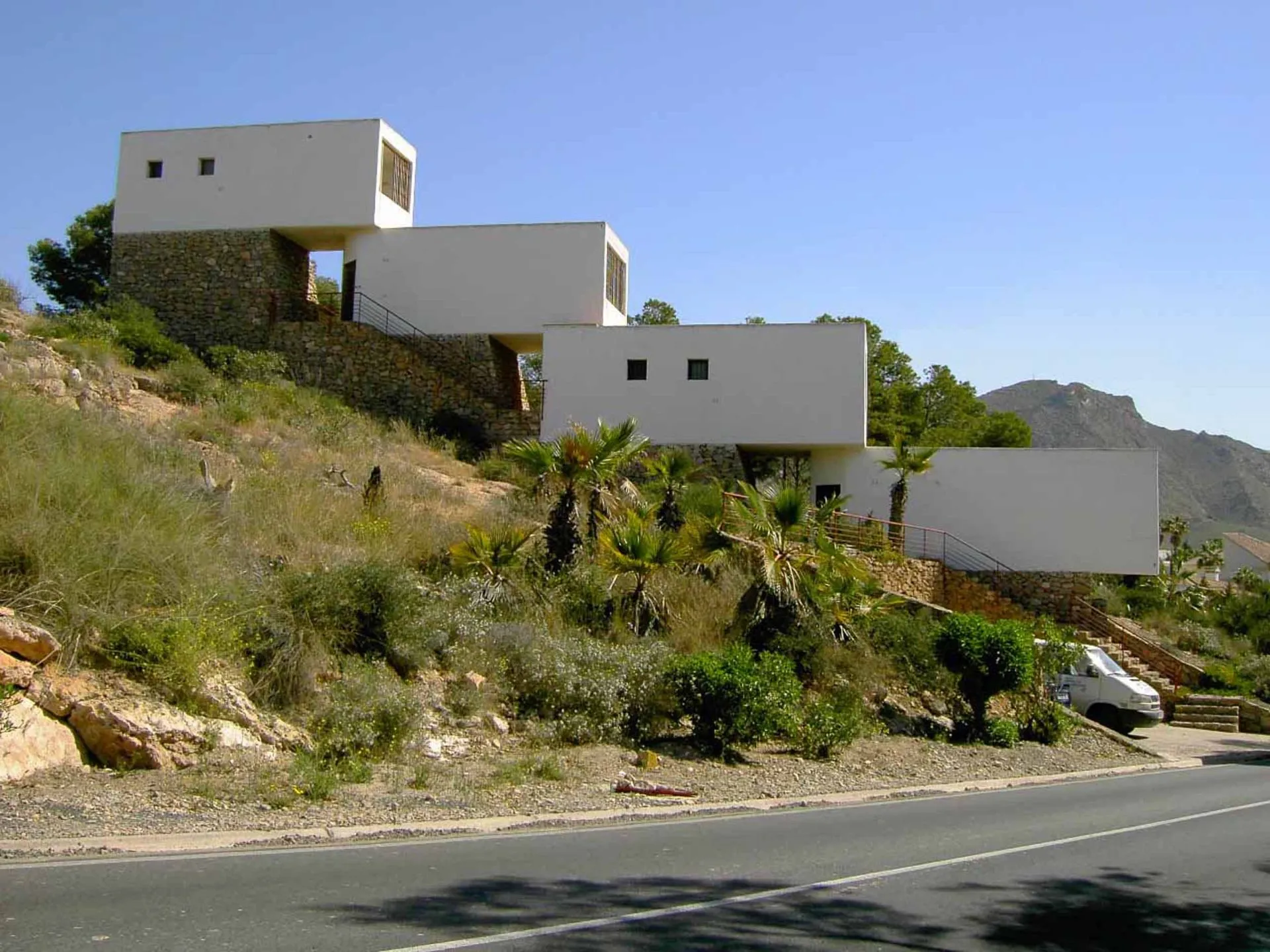 Adaptación Topográfica en Arquitectura Residencial: Diseño Inteligente en Terrenos Complejos 3 Arquitectura contemporánea adaptada a ladera montañosa