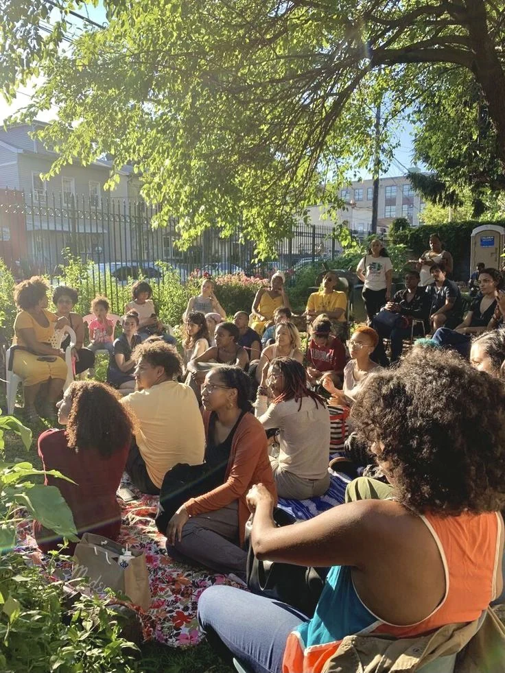 Encuentro comunitario al aire libre en jardines de centros de interpretación integrados
