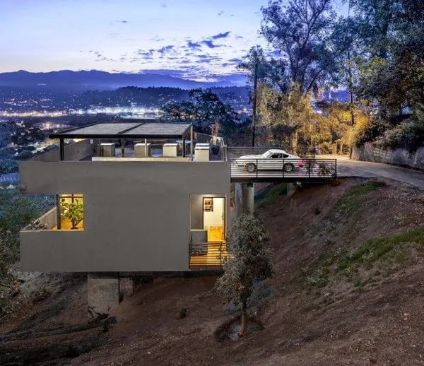 Arquitectura modular en ladera que respeta la adaptación topográfica