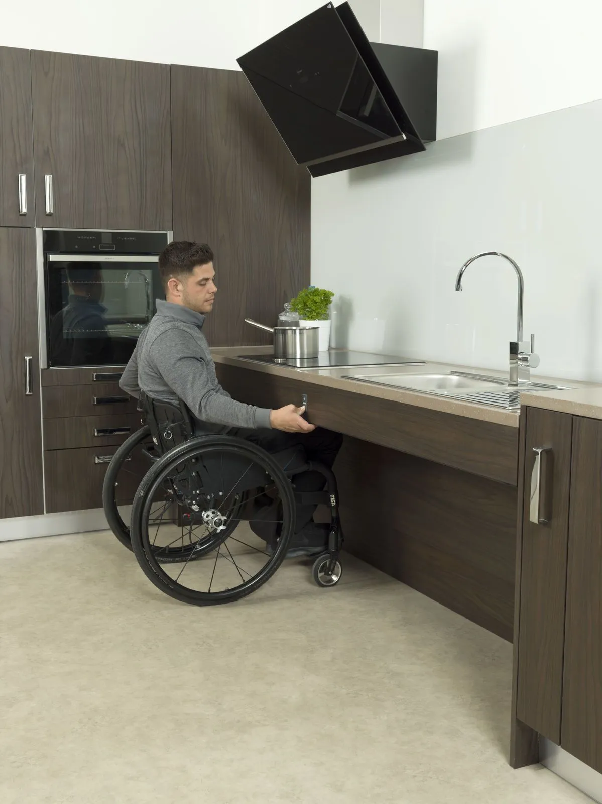 Cocina adaptada para silla de ruedas en vivienda accesible