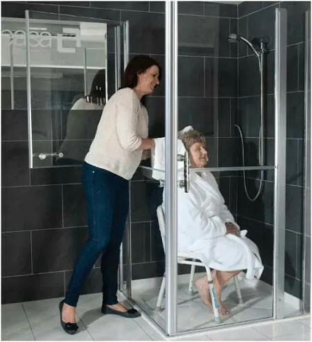 Ducha accesible con puertas correderas para asistencia