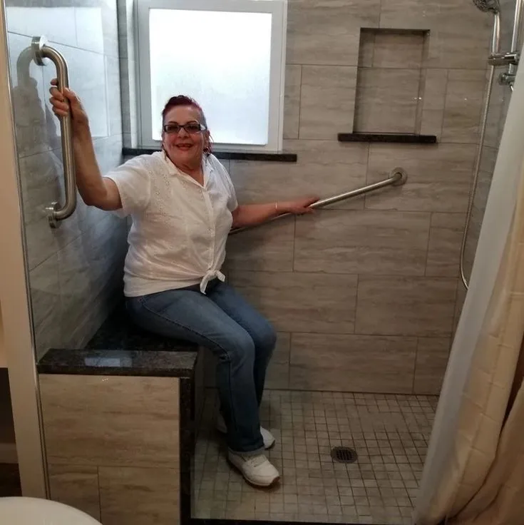 Ducha con barras de apoyo en vivienda accesible