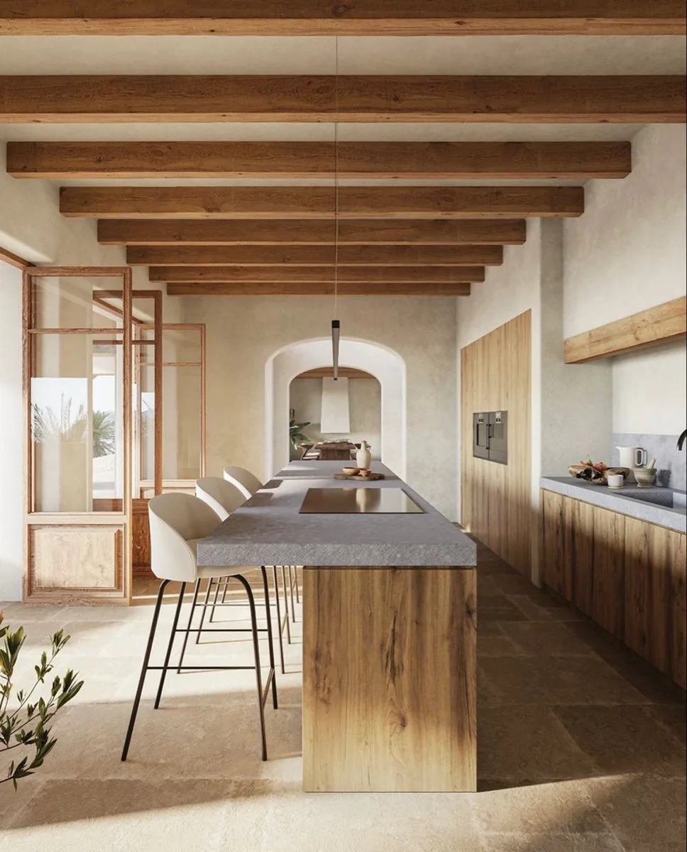 Cocina española abierta luminosa con arcos y madera natural
