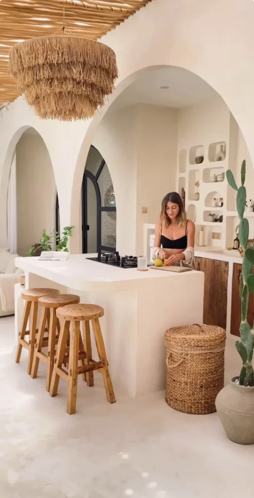 Cocina española abierta minimalista con lámparas de fibras naturales