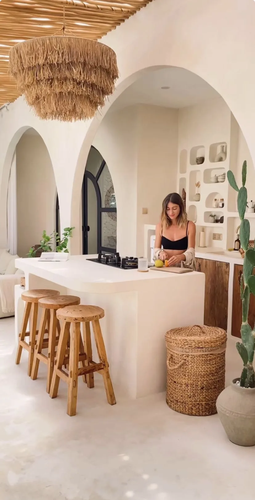 Cocina española abierta minimalista con lámparas de fibras naturales