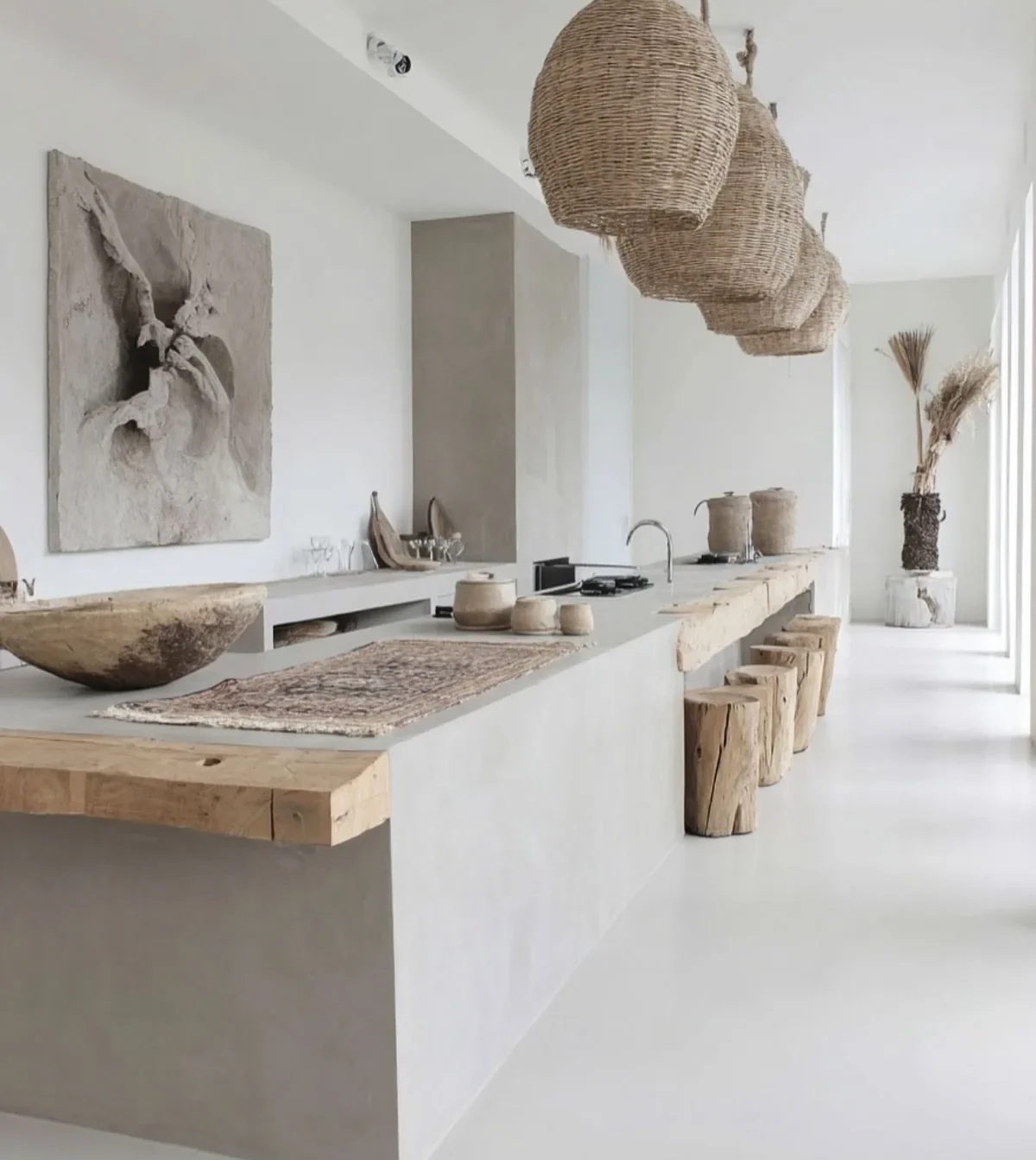 Cocina española abierta con vigas de madera y encimeras de piedra