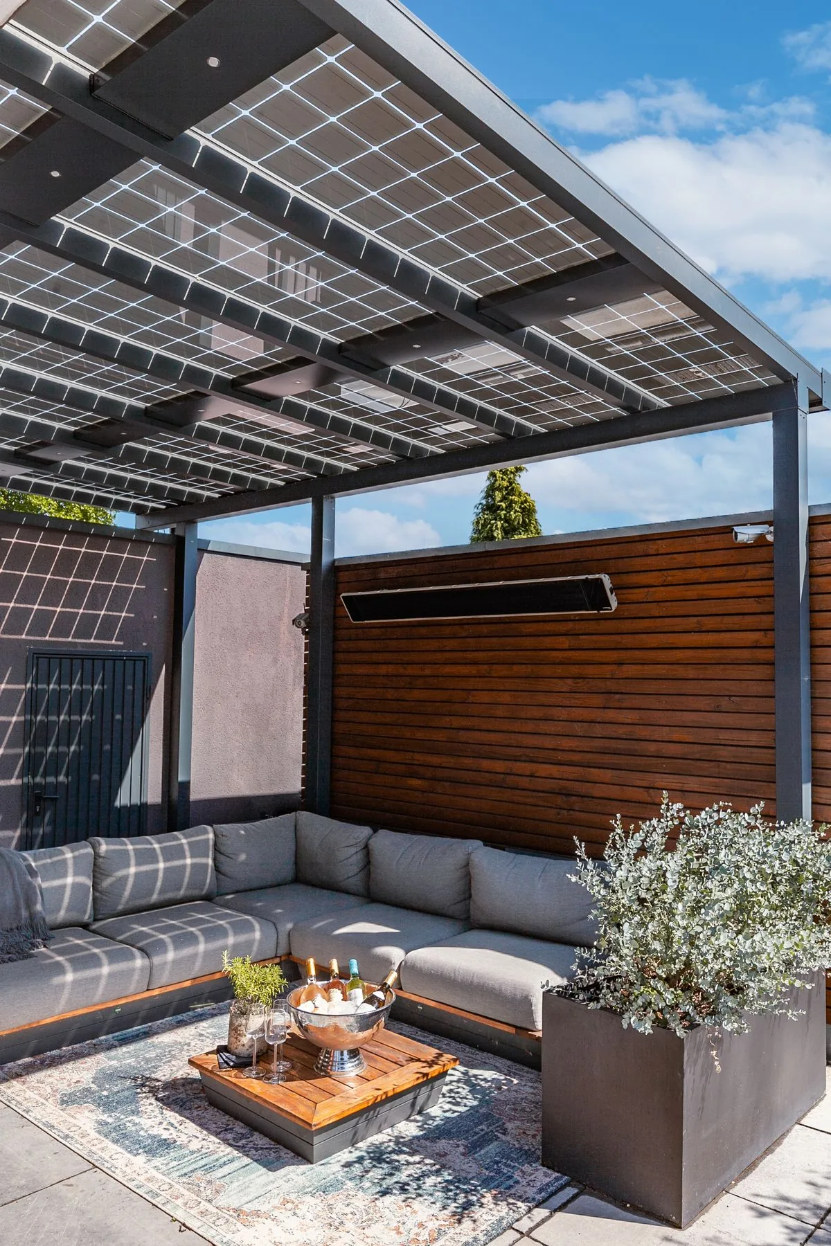 Pérgola solar fotovoltaica semitransparente en terraza — integración de sistemas renovables