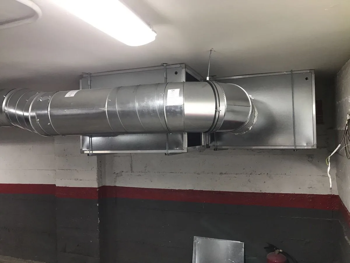 Soluciones para la Transición Estacional en Viviendas Residenciales 4 Conductos y unidad de ventilación mecánica controlada instalados en garaje.